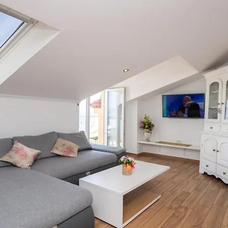 Apartment In With Sea View, Balcony, Air Conditioning, Wifi 5025-2 *